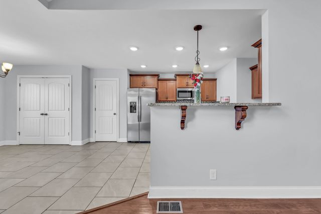 208 Azalea Dr, Oak Grove, KY 42262