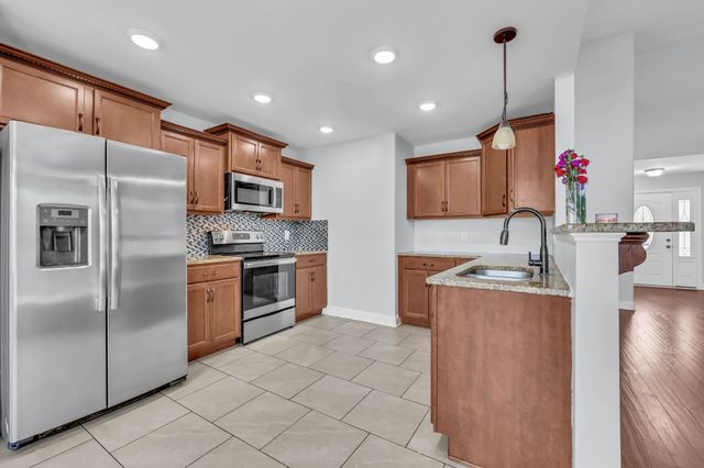 208 Azalea Dr, Oak Grove, KY 42262