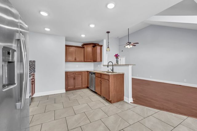 208 Azalea Dr, Oak Grove, KY 42262