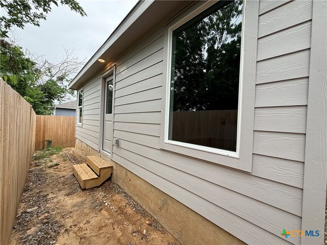 130 Pastar Falls, Seguin, TX 78155
