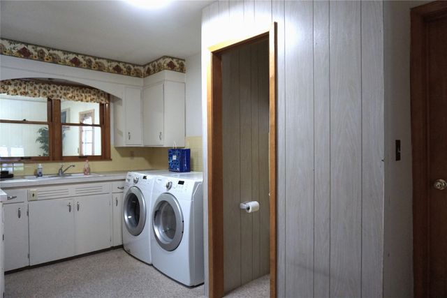 215 E Filmore Street E, Winterset, IA 50273