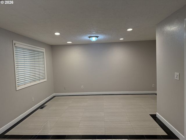 1003 Se 146TH Ave, Portland, OR 97233