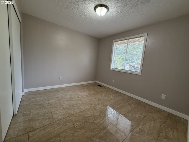 1003 Se 146TH Ave, Portland, OR 97233