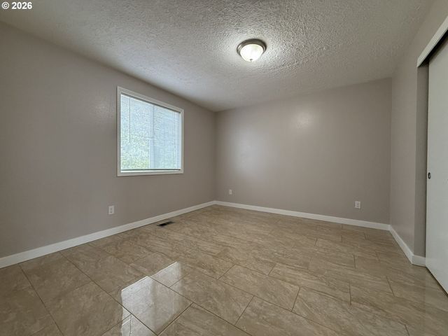 1003 Se 146TH Ave, Portland, OR 97233