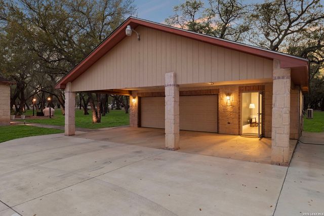 141 County Road 6869, Natalia, TX 78059