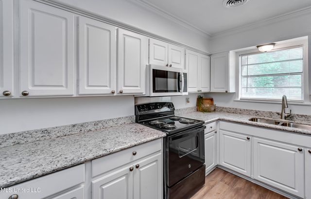 667 Queen Circle, Jackson, MS 39209