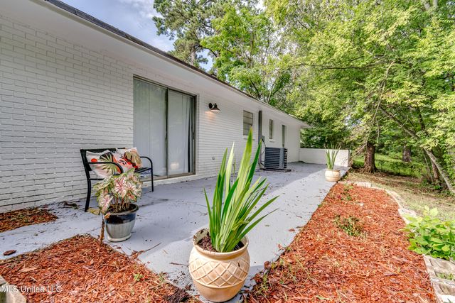 667 Queen Circle, Jackson, MS 39209