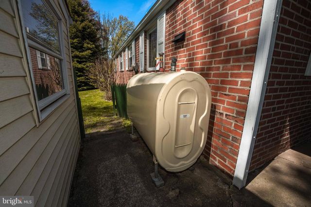 18 MULBERRY LN, Plymouth Meeting, PA 19462