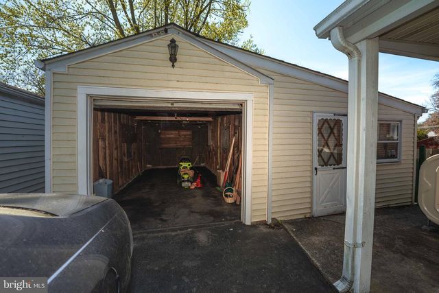 18 MULBERRY LN, Plymouth Meeting, PA 19462