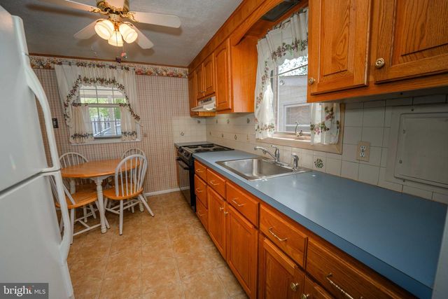 18 MULBERRY LN, Plymouth Meeting, PA 19462