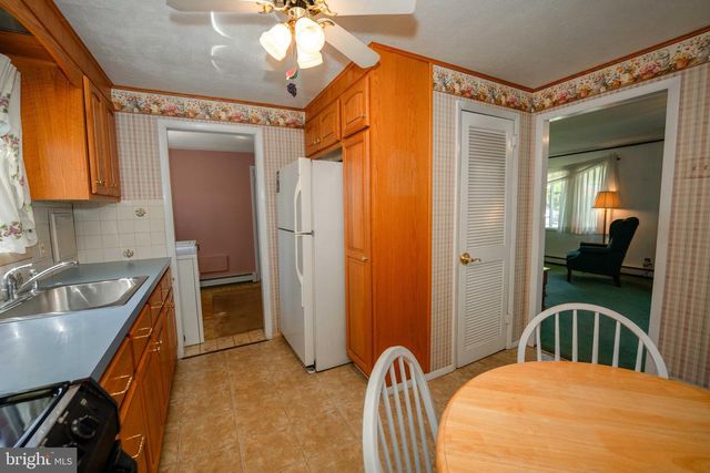 18 MULBERRY LN, Plymouth Meeting, PA 19462