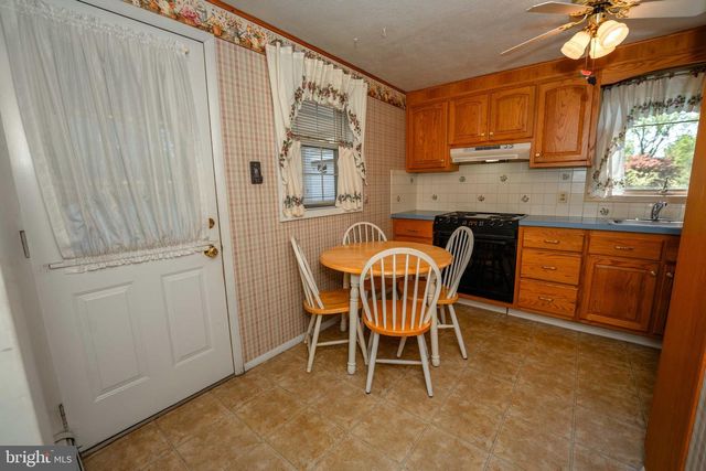 18 MULBERRY LN, Plymouth Meeting, PA 19462