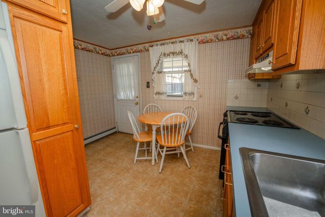 18 MULBERRY LN, Plymouth Meeting, PA 19462