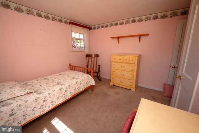 18 MULBERRY LN, Plymouth Meeting, PA 19462