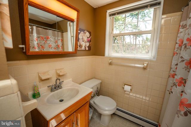 18 MULBERRY LN, Plymouth Meeting, PA 19462