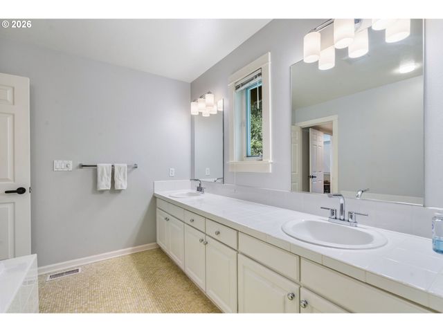 10247 Nw VILLAGE HEIGHTS Dr, Portland, OR 97229