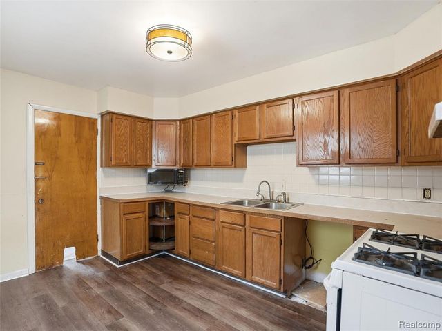 20044 Seminole, Redford, MI 48240