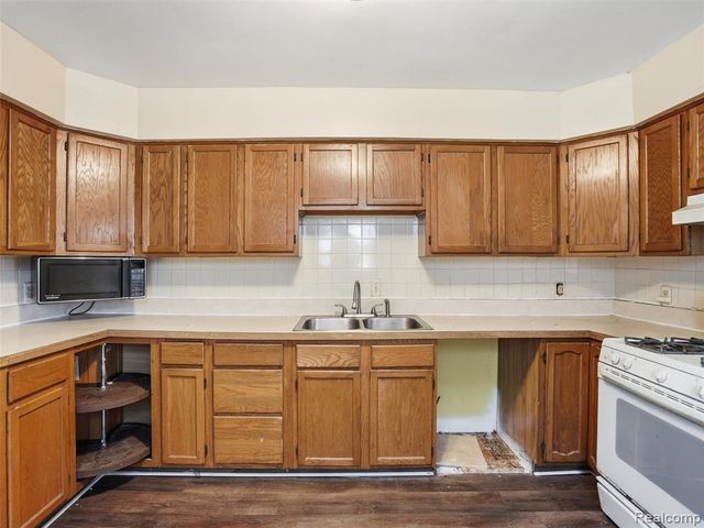 20044 Seminole, Redford, MI 48240