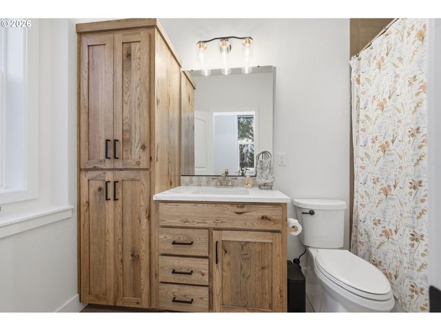 2135 37TH Pl, Springfield, OR 97477