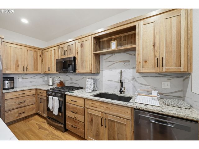 2135 37TH Pl, Springfield, OR 97477