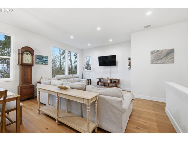 2135 37TH Pl, Springfield, OR 97477