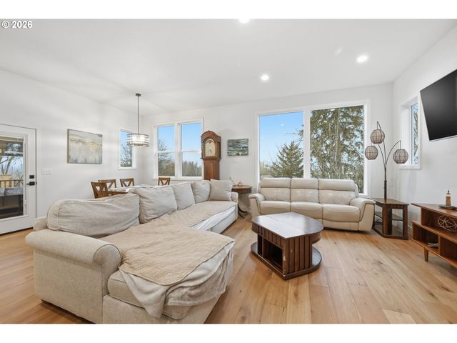 2135 37TH Pl, Springfield, OR 97477