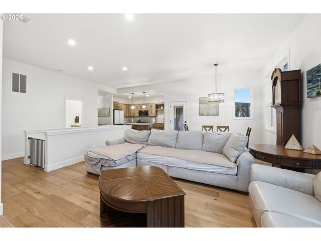 2135 37TH Pl, Springfield, OR 97477