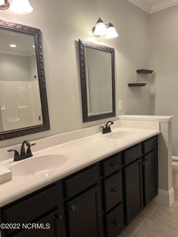 Image 10 of property listing at 3516 Ellsworth Drive B, Greenville, NC 27834
