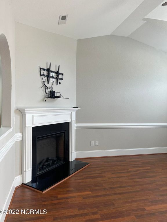 Image 4 of property listing at 3516 Ellsworth Drive B, Greenville, NC 27834