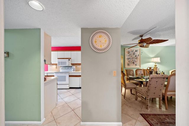 5306 Cedar Lake Drive 203, Boynton Beach, FL 33437
