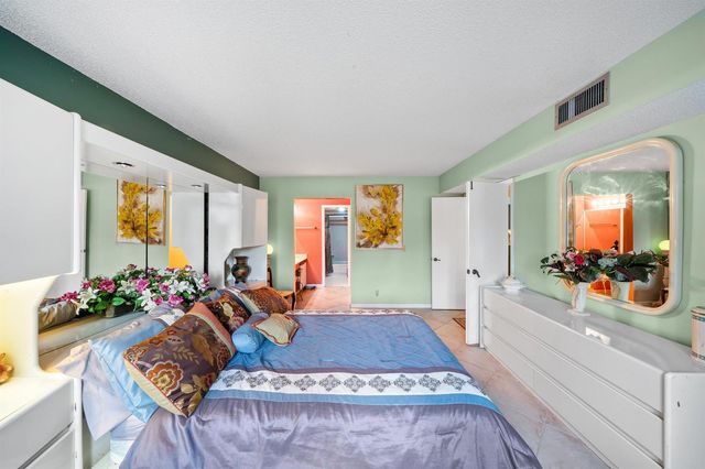 5306 Cedar Lake Drive 203, Boynton Beach, FL 33437