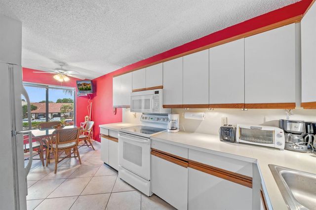 5306 Cedar Lake Drive 203, Boynton Beach, FL 33437