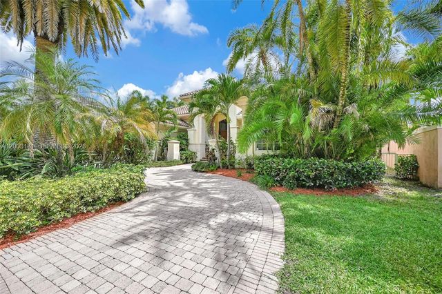 10430 Kestrel Street, Plantation, FL 33324