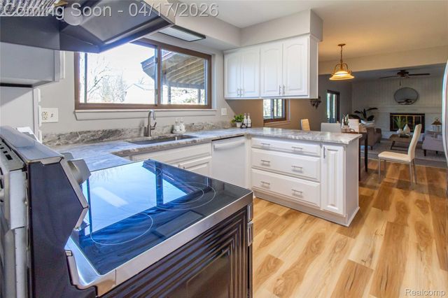 845 Longfellow Drive, Troy, MI 48085