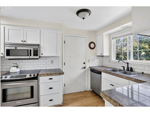 132 WOODFIELD Ct, Oregon City, OR 97045
