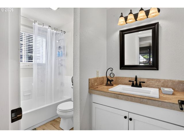 132 WOODFIELD Ct, Oregon City, OR 97045