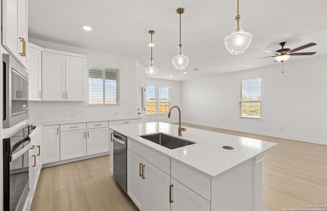 438 Nightingale Ave, Marion, TX 78124