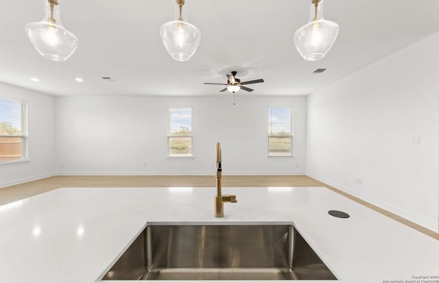 438 Nightingale Ave, Marion, TX 78124