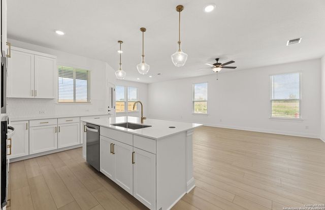 438 Nightingale Ave, Marion, TX 78124