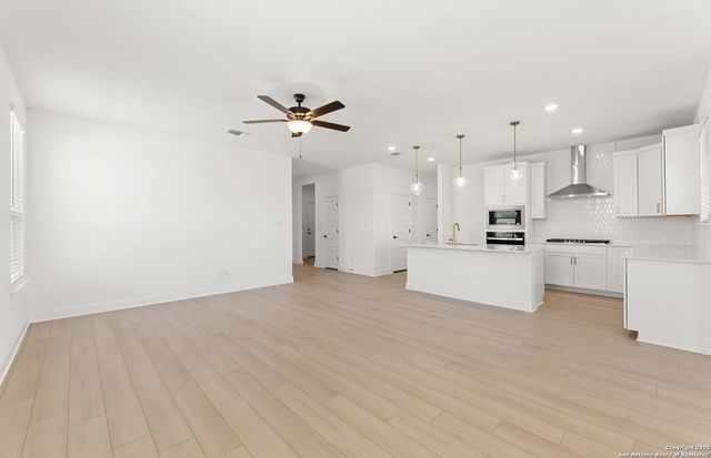 438 Nightingale Ave, Marion, TX 78124