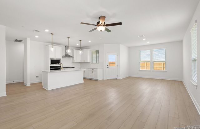 438 Nightingale Ave, Marion, TX 78124