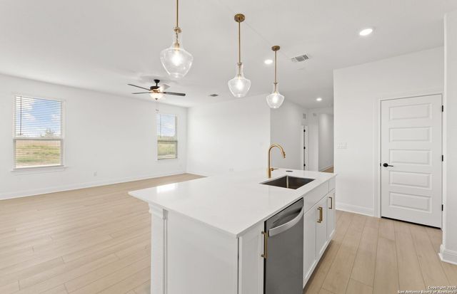 438 Nightingale Ave, Marion, TX 78124