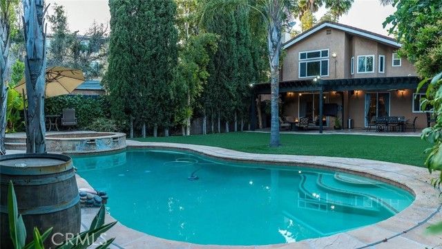 15232 Hartsook, Sherman Oaks, CA 91403