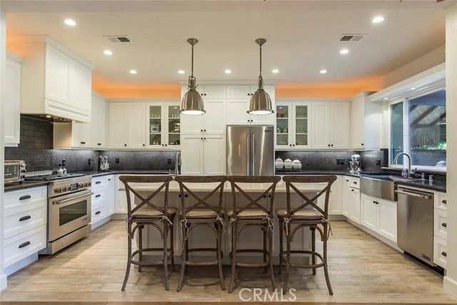 15232 Hartsook, Sherman Oaks, CA 91403