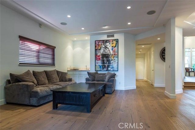 15232 Hartsook, Sherman Oaks, CA 91403