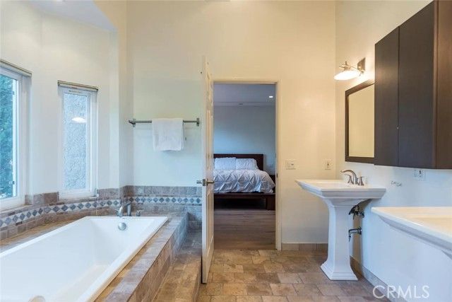 15232 Hartsook, Sherman Oaks, CA 91403