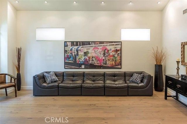 15232 Hartsook, Sherman Oaks, CA 91403