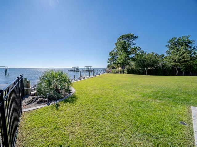 68 Dolphin Place, Freeport, FL 32439