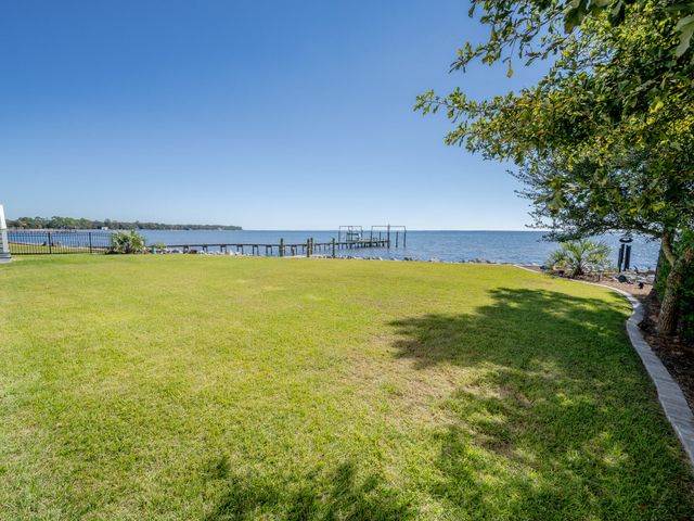68 Dolphin Place, Freeport, FL 32439