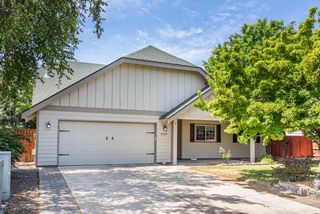 2459 NW 22nd Street, Redmond, OR 97756